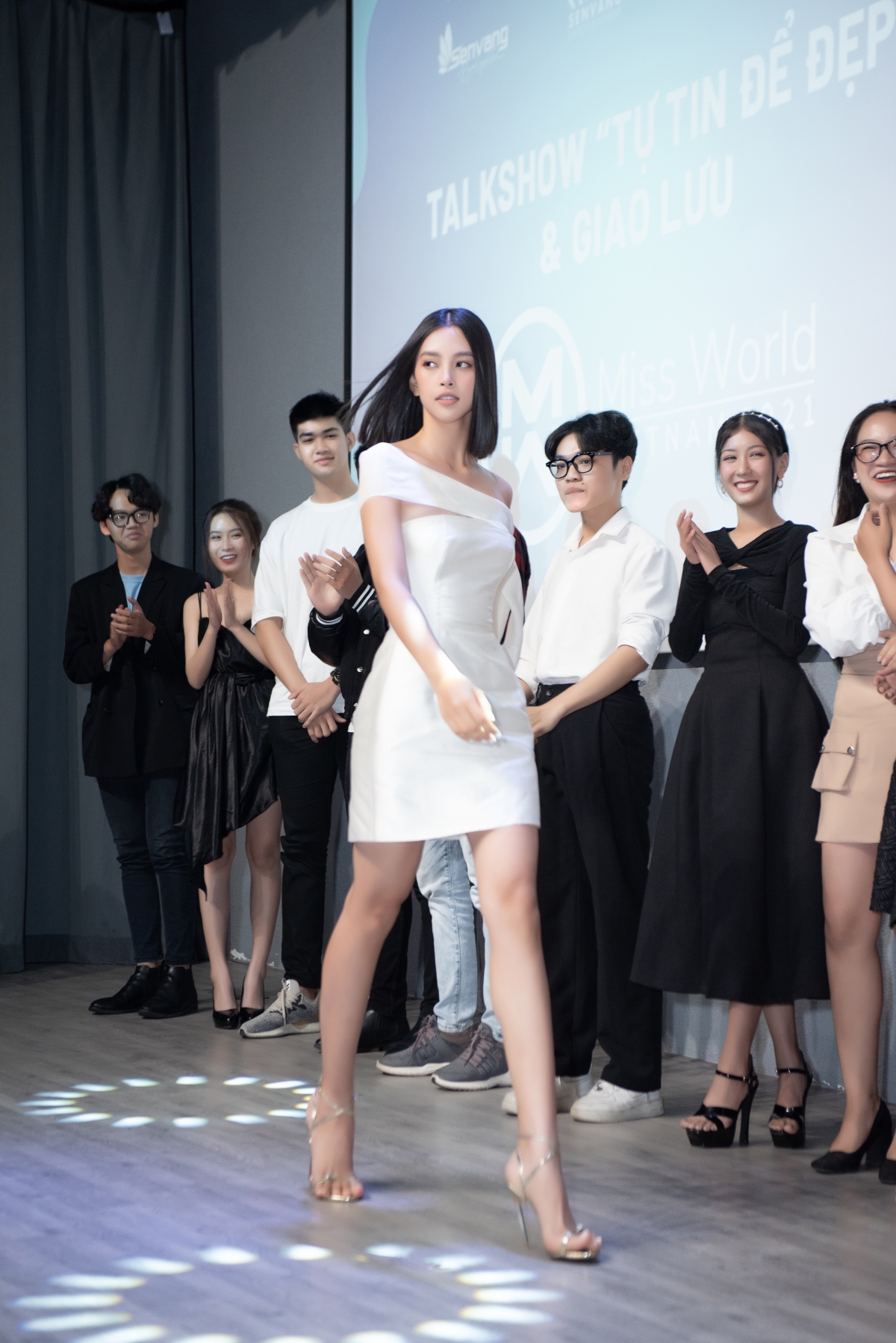 Tiểu Vy, Lương Thùy Linh trổ tài catwalk trong buổi giao lưu Miss World Vietnam 2021