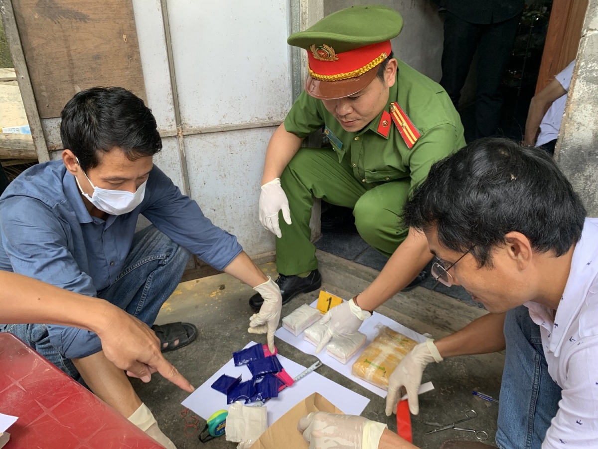 Bắt quả tang hai đối tượng tàng trữ hơn 1,3 kg ma túy ở Thừa Thiên Huế