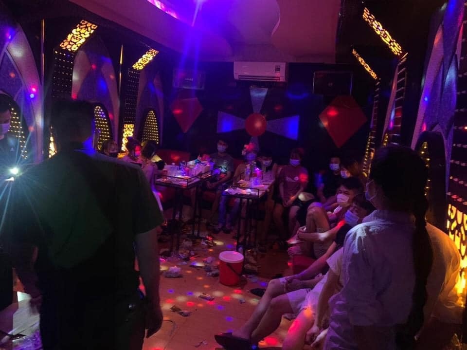 13 thanh niên tụ tập "bay lắc" trong quán karaoke ở Hà Nội