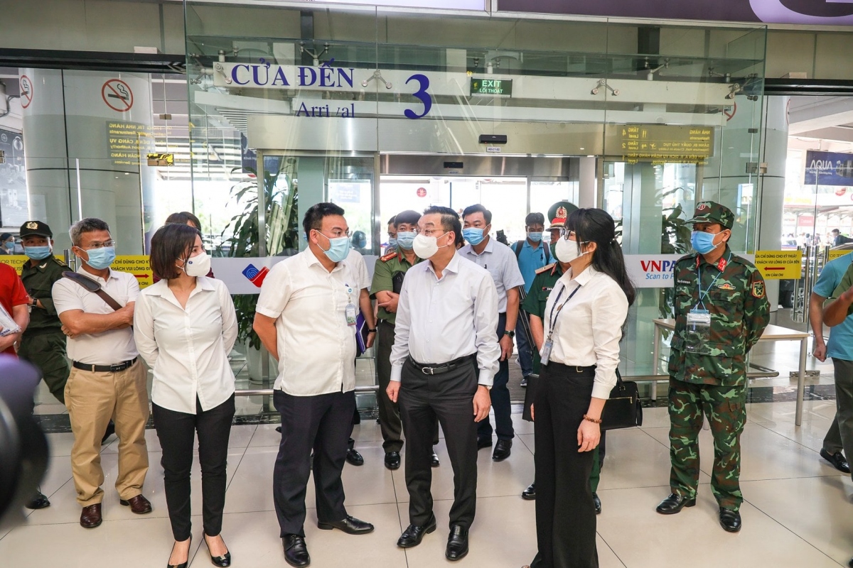 Chủ tịch UBND TP Hà Nội trực tiếp kiểm tra công tác phòng dịch tại sân bay, bến xe