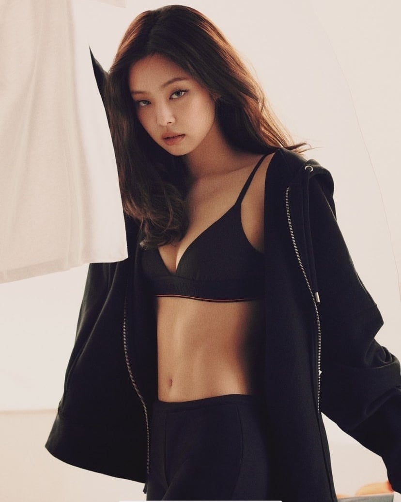 Jennie (BLACKPINK) gợi cảm, khoe đường cong nóng bỏng trong loạt ảnh thời trang