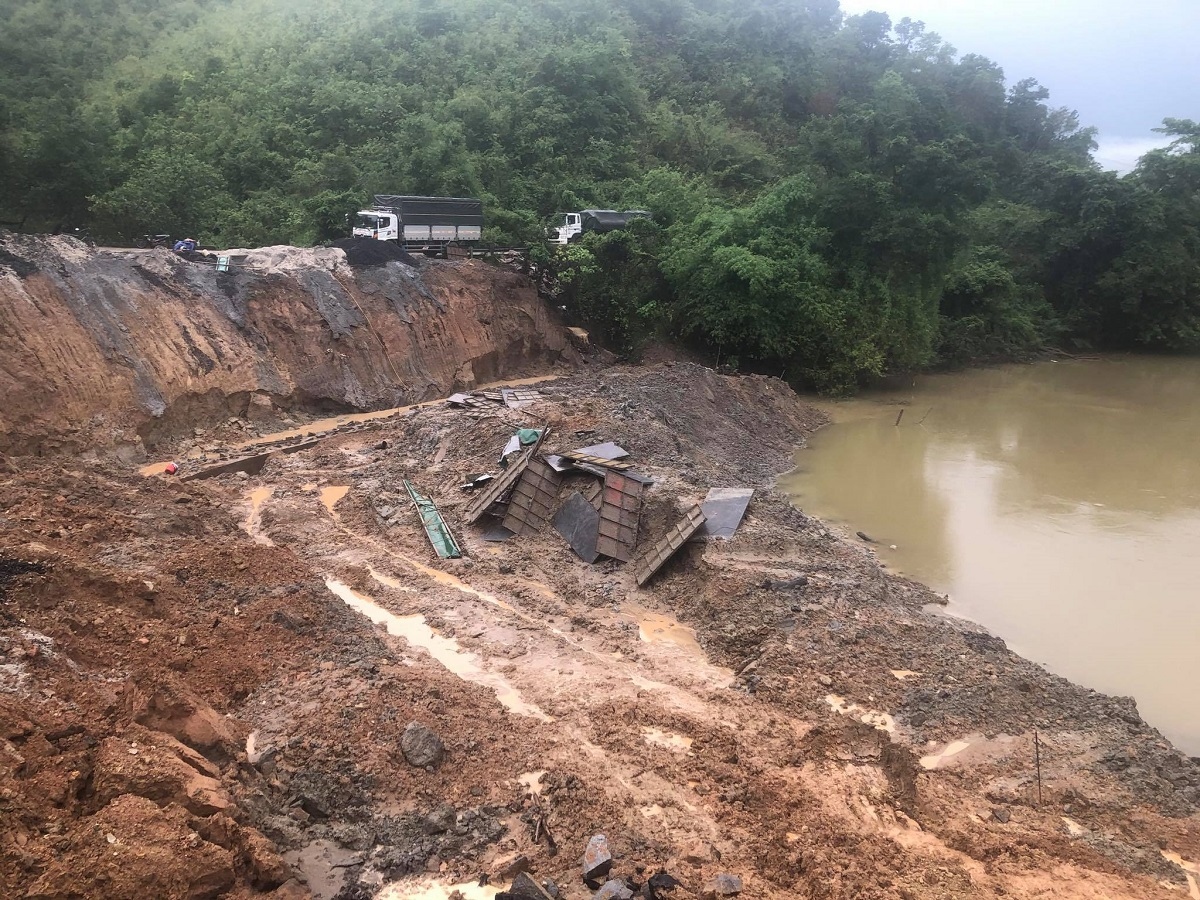 Mưa lớn gây sạt lở nghiêm trọng, hàng chục xe nông sản ở Đắk Lắk bị mắc kẹt