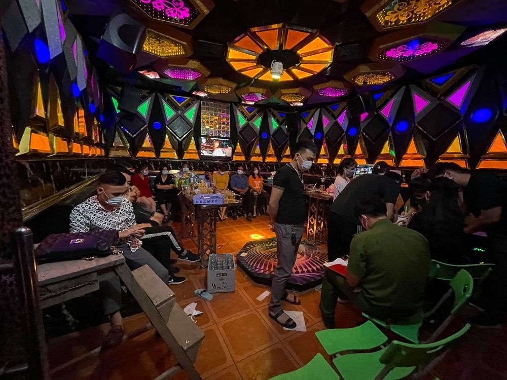 2 quán Karaoke và 17 người hát tại Sơn La bị xử phạt vì vi phạm chống dịch