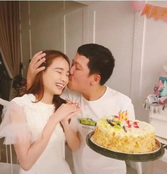Chuyện showbiz: Trường Giang ngọt ngào hôn Nhã Phương trong ngày sinh nhật