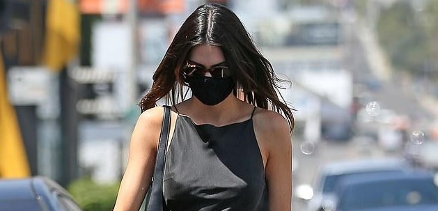 Kendall Jenner diện đầm lụa khoe body gợi cảm trên phố