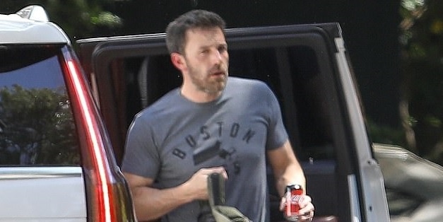 Ben Affleck đến thăm nhà "tình cũ" Jennifer Lopez sau khi cô hủy hôn