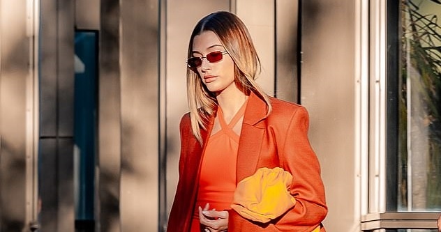 Hailey Baldwin diện đầm cam khoe dáng thon đi mua sắm ở trung tâm thương mại