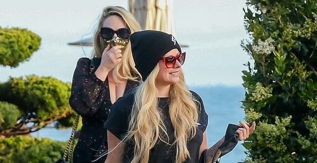 Avril Lavigne rạng rỡ đi ăn trưa cùng bạn bè dịp cuối tuần