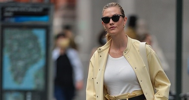 Karlie Kloss diện đồ thanh lịch đưa con trai đi dạo phố