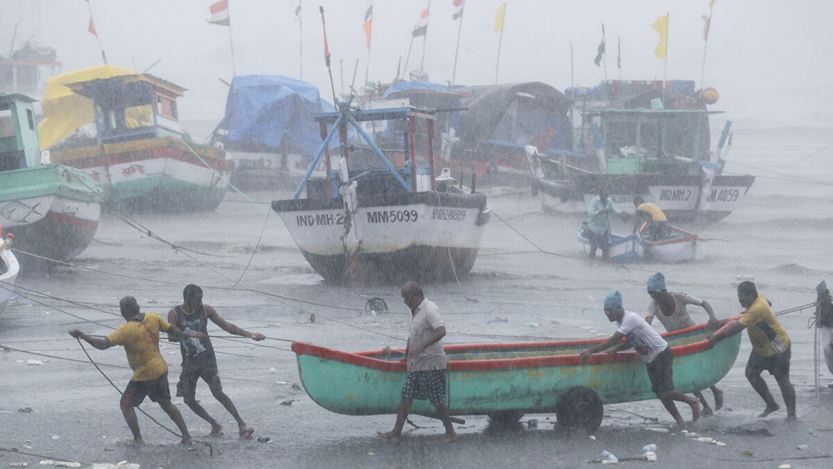 Ấn Độ triển khai tàu ngầm, trực thăng, tàu chiến cứu hộ nạn nhân bão Taukte