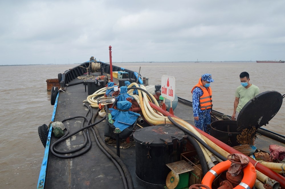 Bắt giữ tàu chở 25.000 lít dầu DO lậu