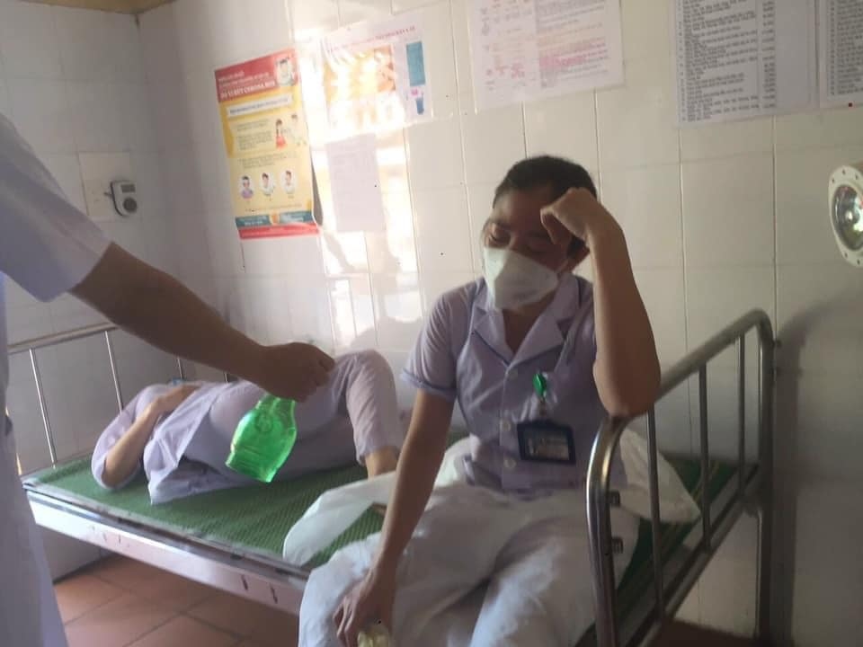 Ba nữ nhân viên y tế ở Thuận Thành kiệt sức đến ngất xỉu khi chống dịch Covid-19