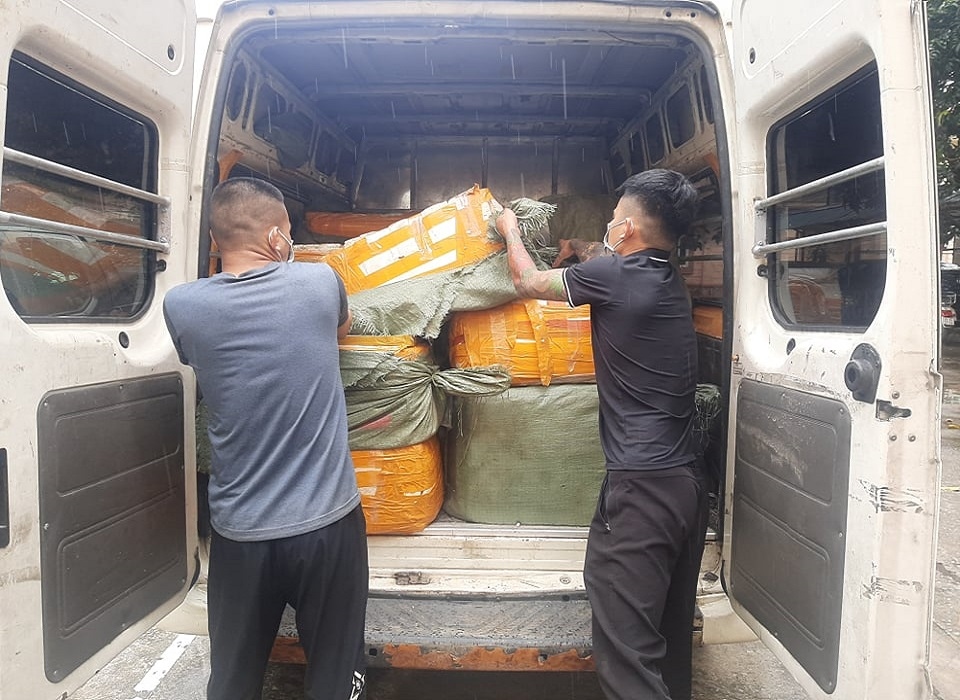 Hà Nội bắt giữ xe ô tô du lịch chở gần 1,5 tấn nầm lợn bốc mùi