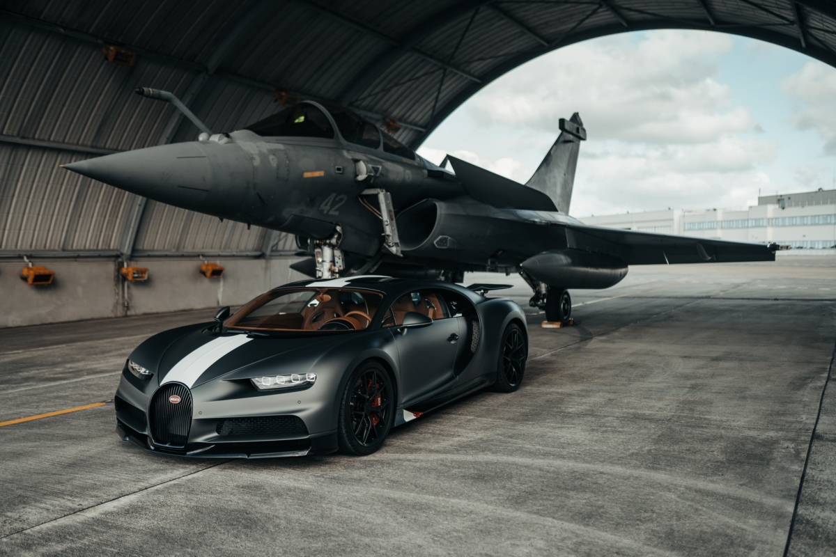 bugatti-chiron-sport-les-legendes-du-ciel-dassault-rafale-fighter-jet-40.jpg