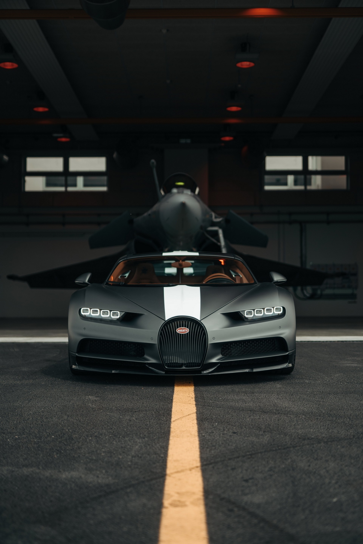 Bugatti Chiron Sport đua tốc độ cùng máy bay chiến đấu