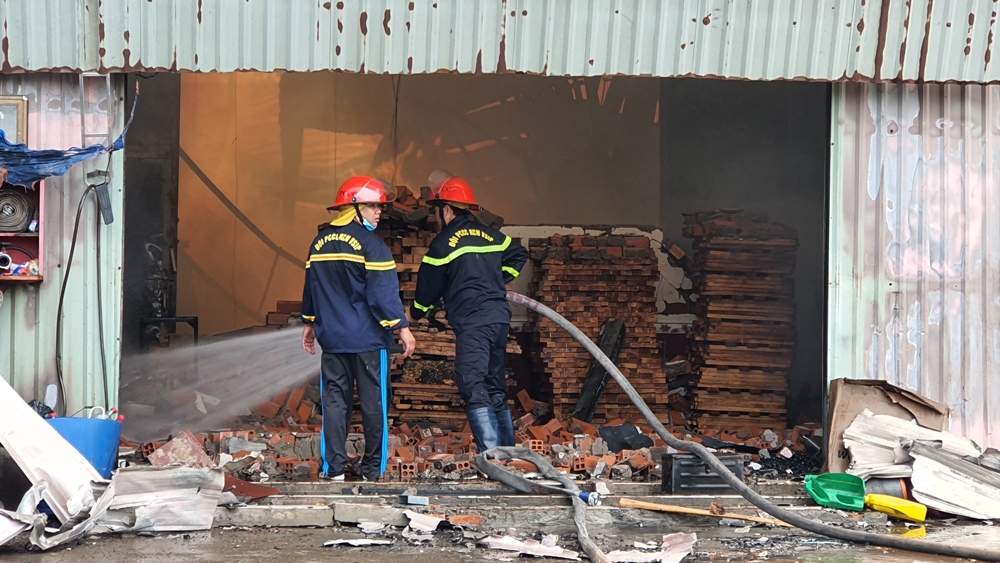 Cháy công ty sản xuất gỗ gần trường, sơ tán hàng ngàn học sinh ở Bình Dương