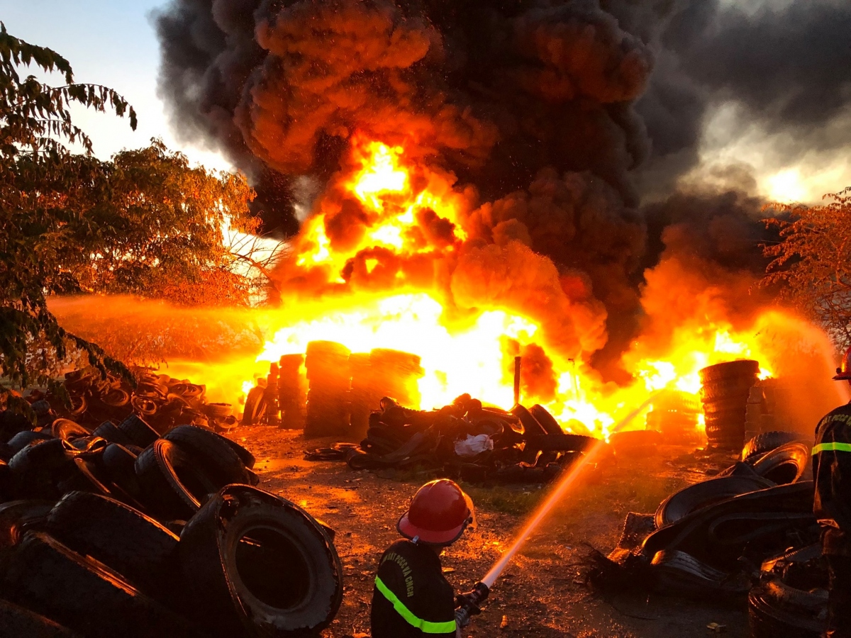 Cháy kinh hoàng bãi tập kết lốp xe cũ ở Nghệ An