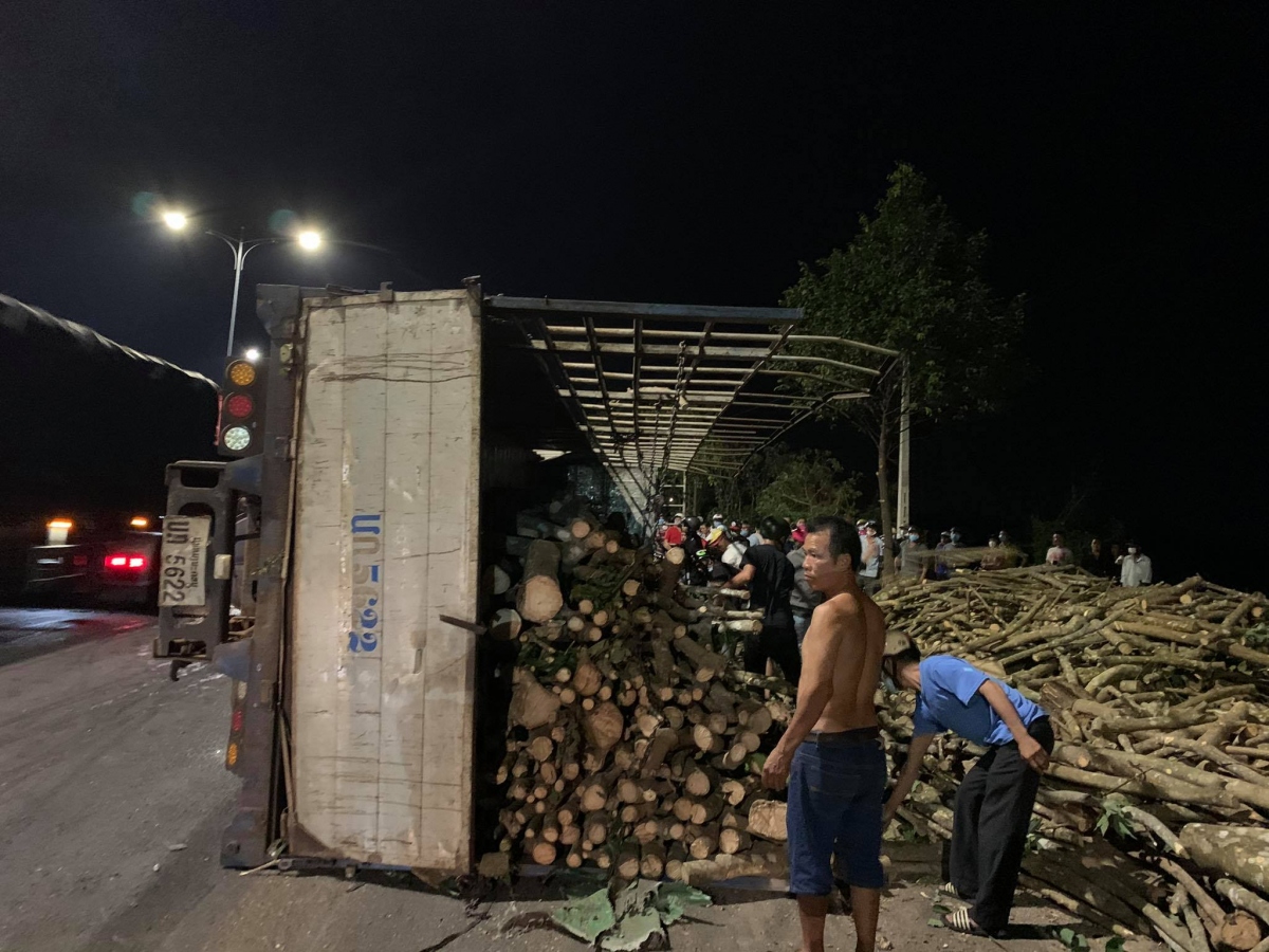 Xe tải biển số Lào chở gỗ củi tông chết một phụ nữ lái xe con