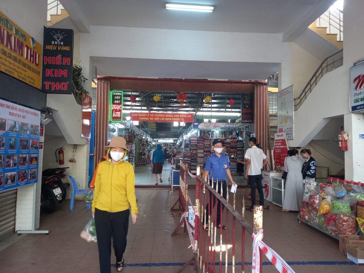 Người dân Đà Nẵng chia ngày đi chợ theo phiếu để phòng dịch