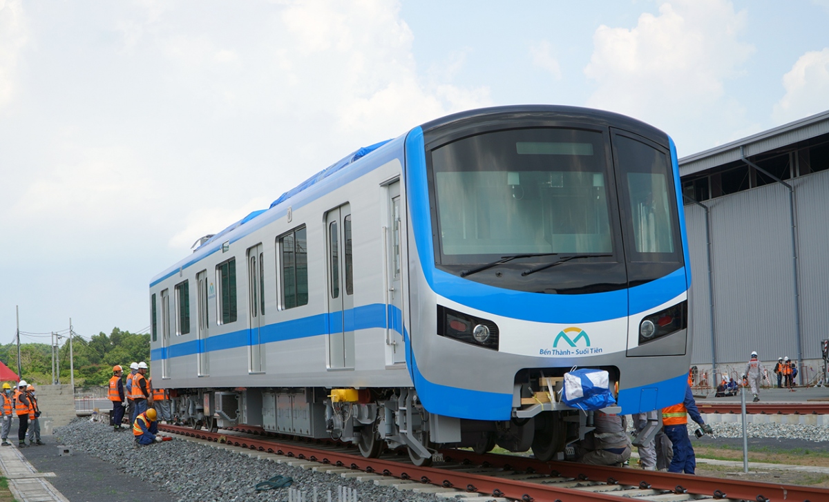 Đoàn tàu Metro 1 được lắp đặt lên đường ray tại depot Long Bình