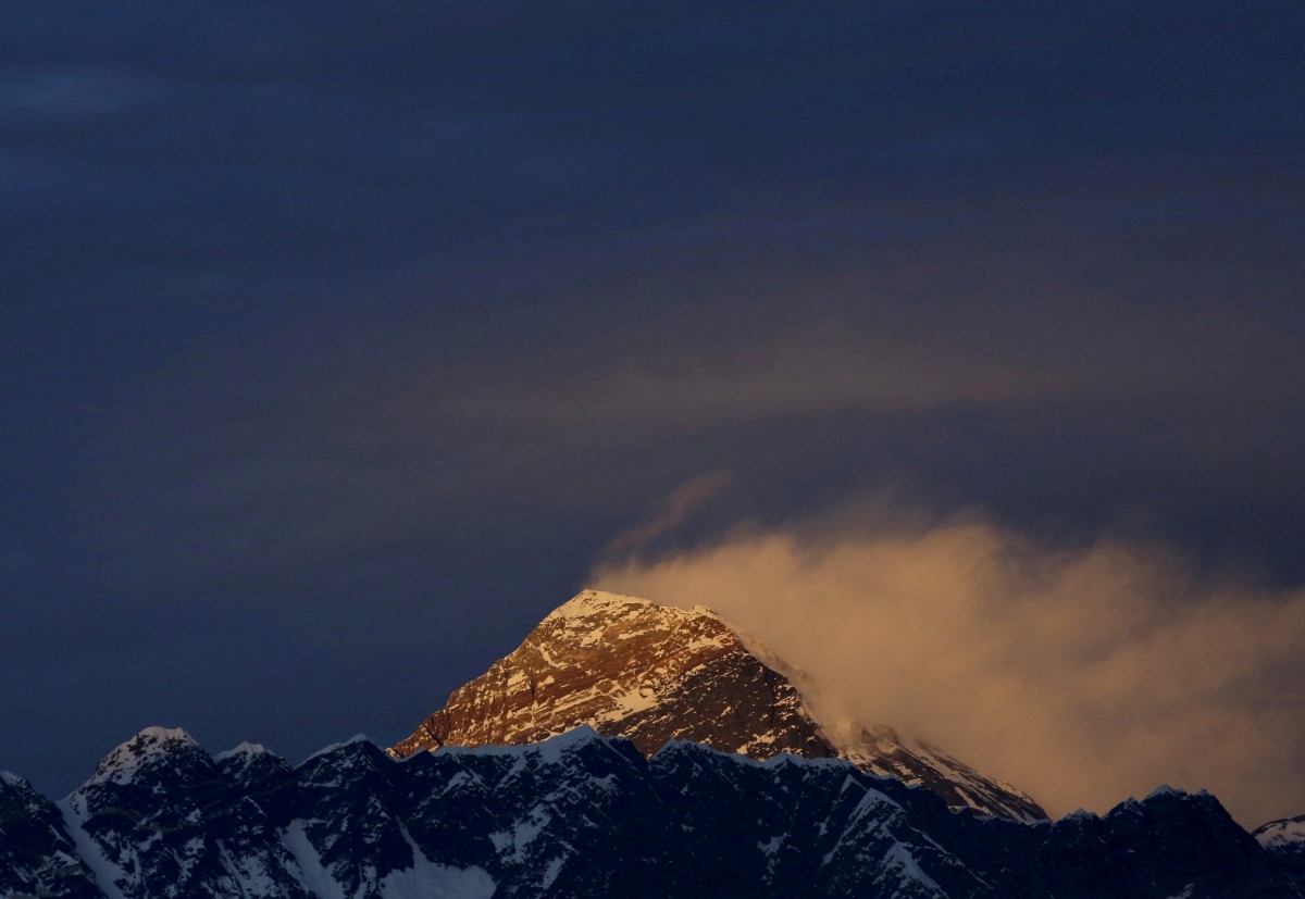 Trung Quốc dựng “dải phân cách” trên đỉnh Everest để ngăn Covid-19 từ Nepal