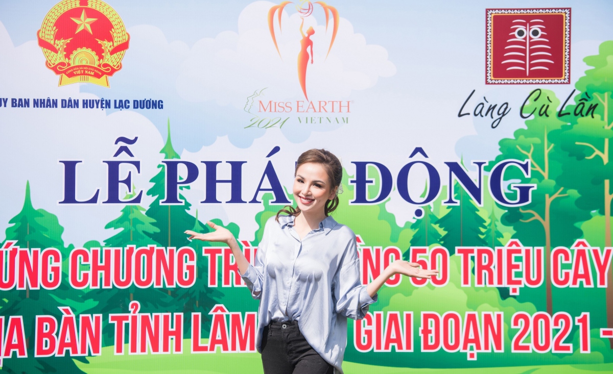 Phương Khánh, Diễm Hương mặc giản dị, xắn tay áo trồng cây xanh