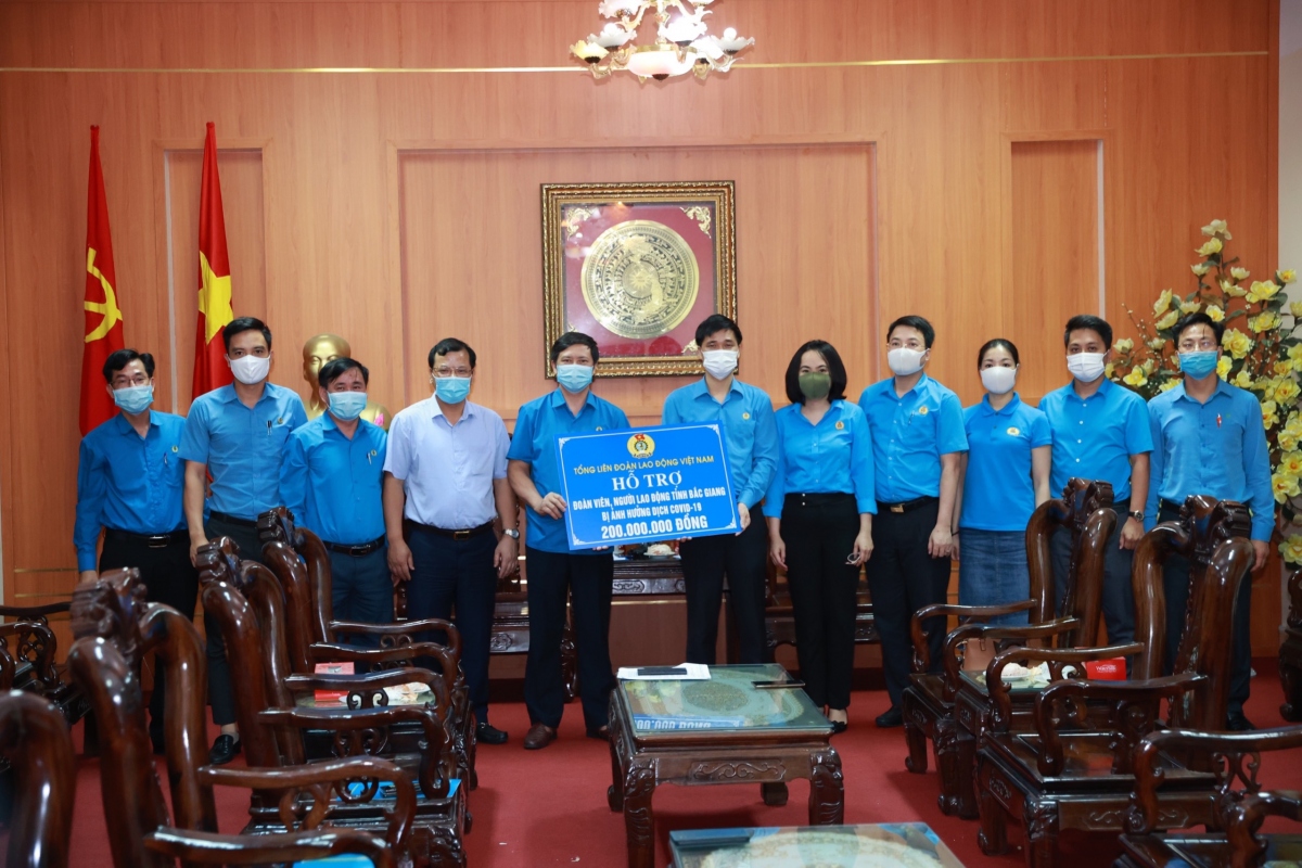Tổng Liên đoàn Lao động Việt Nam tặng quà công nhân tỉnh Bắc Ninh và Bắc Giang