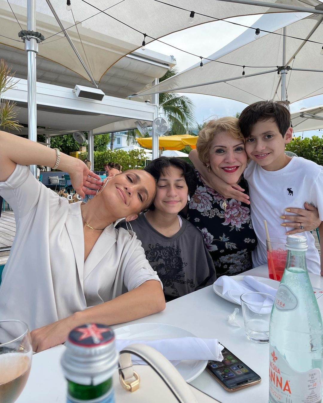 Jennifer Lopez hạnh phúc bên gia đình trong Ngày của Mẹ