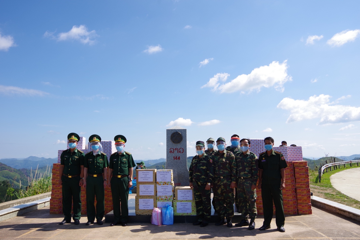 Điện Biên tặng vật tư y tế phòng, chống dịch Covid-19 cho lực lượng bảo vệ biên giới Lào