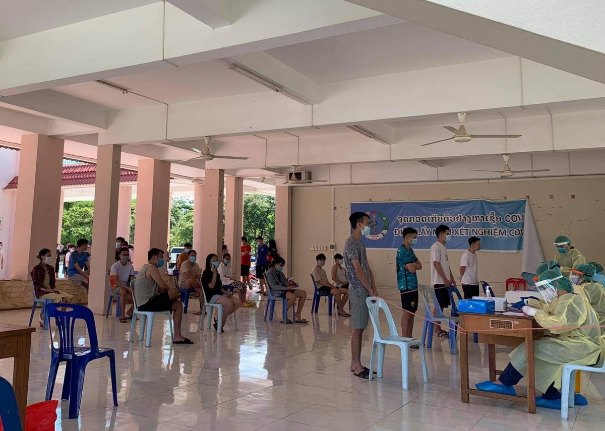 Số ca Covid-19 mới tại Lào giảm, cộng đồng người Việt được tăng cường xét nghiệm