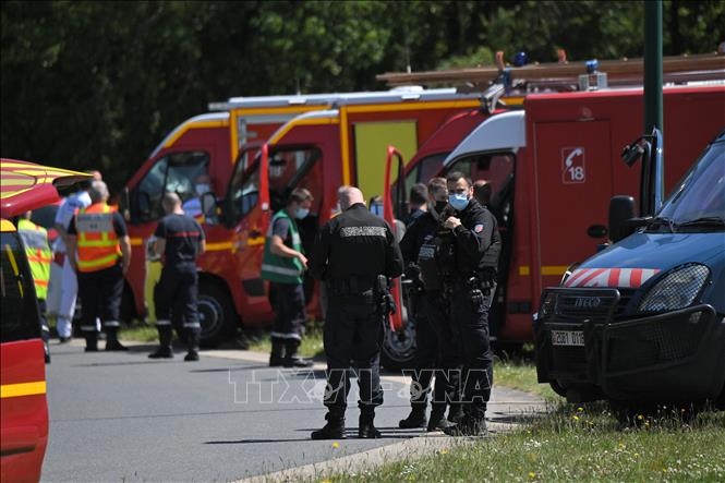 Kẻ tấn công cảnh sát ở Pháp đã chết vì vết thương