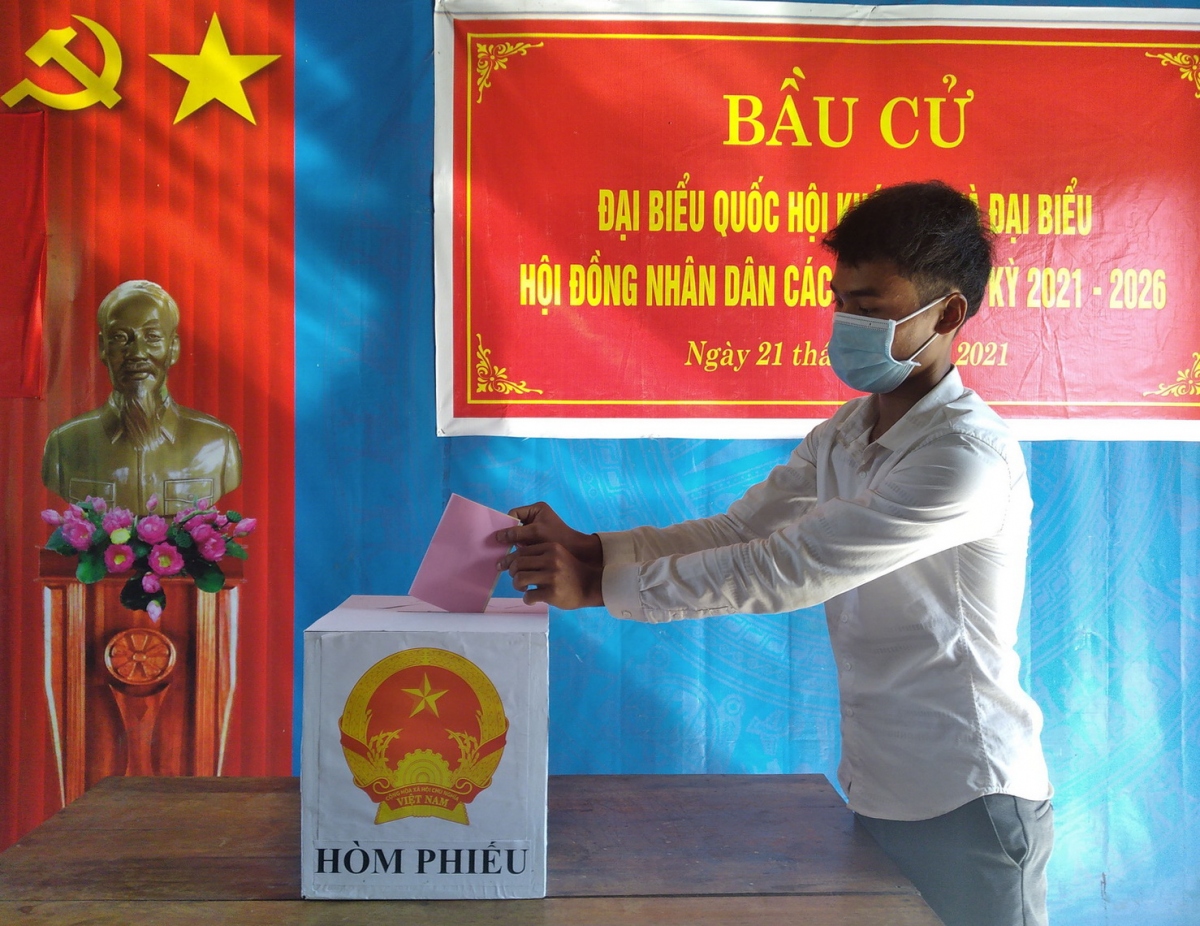 Cử tri Quảng Bình hoàn thành việc bỏ phiếu bầu cử sớm
