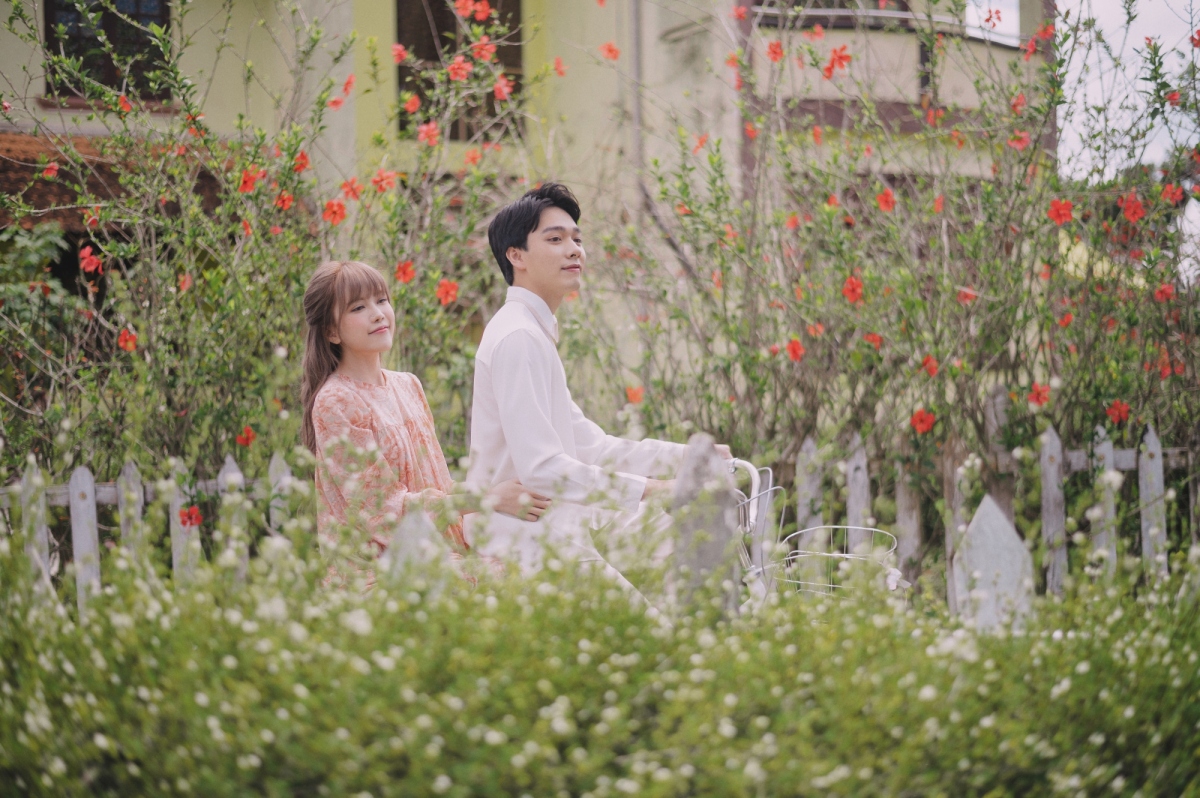 Thiều Bảo Trâm hát nhạc tỏ tình, bám đuôi trai đẹp trong MV "Love Rosie"