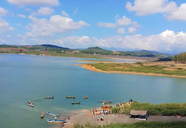 Chìm tàu khai thác cát khiến một người mất tích trên hồ thủy điện Đại Ninh