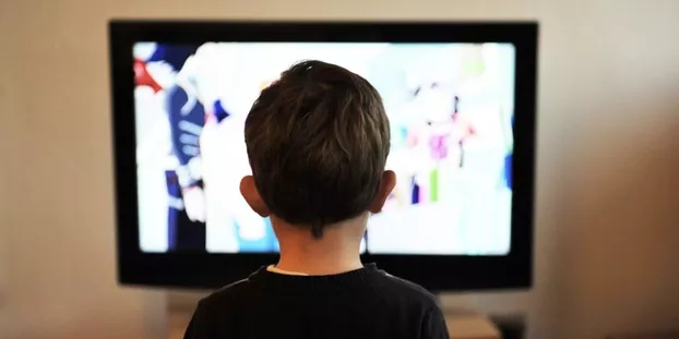 Làm thế nào để giảm tác hại của ti vi, điện thoại đối với trẻ?
