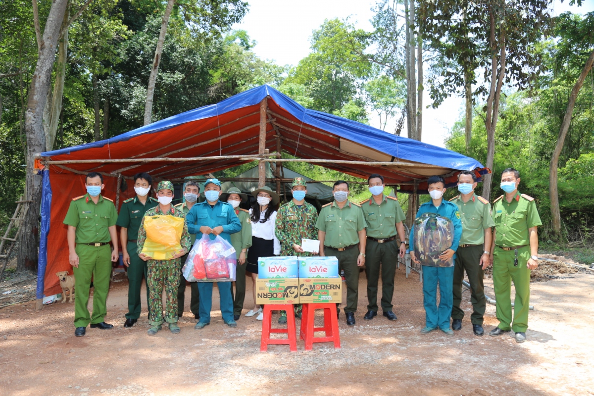 Kim Oanh Group thăm tặng quà bộ đội biên phòng Tây Ninh