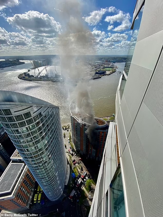 Cháy chung cư Tòa tháp London, 20 xe cứu hỏa đến hiện trường
