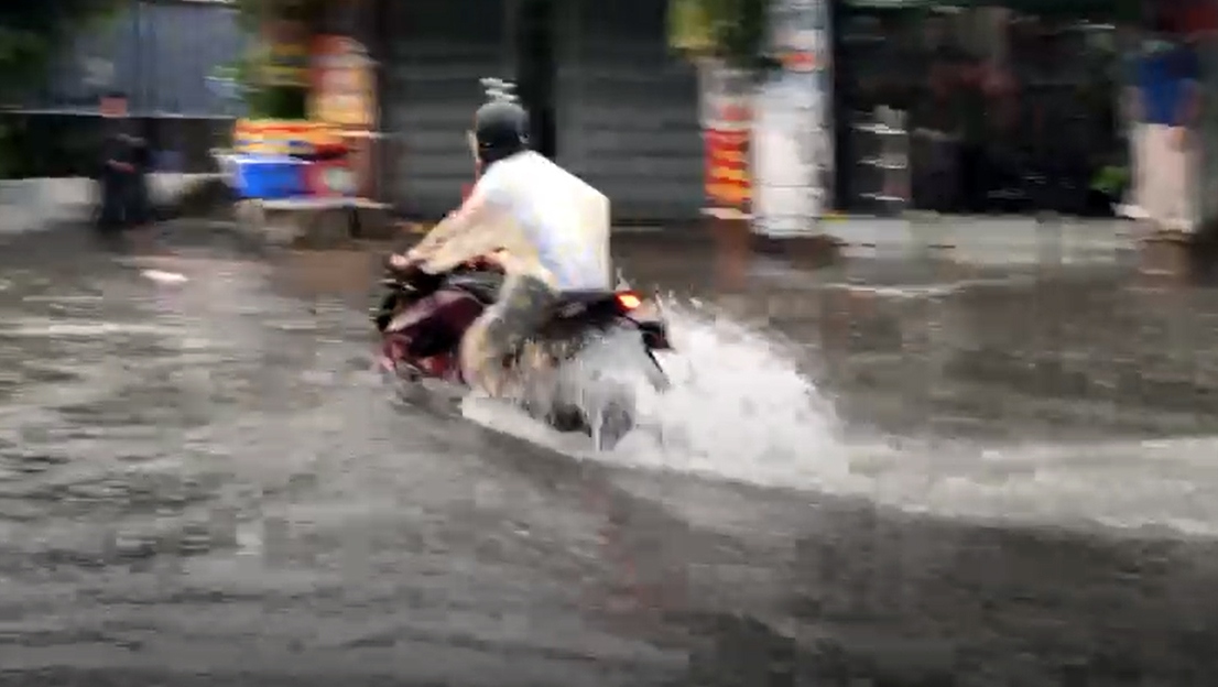 Ôtô, xe máy "bơi" giữa dòng nước ngập ở TP Thủ Đức