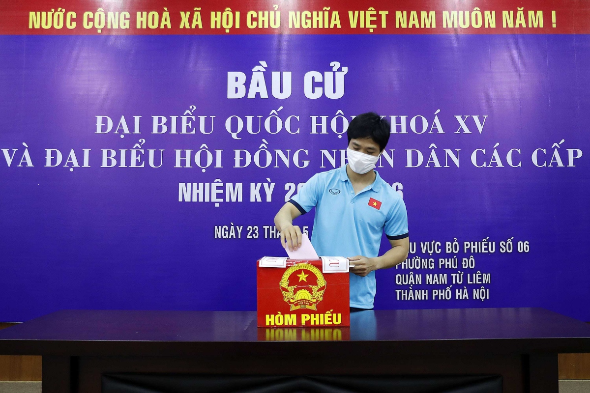Các cầu thủ ĐT Việt Nam và U22 Việt Nam hào hứng đi bầu cử
