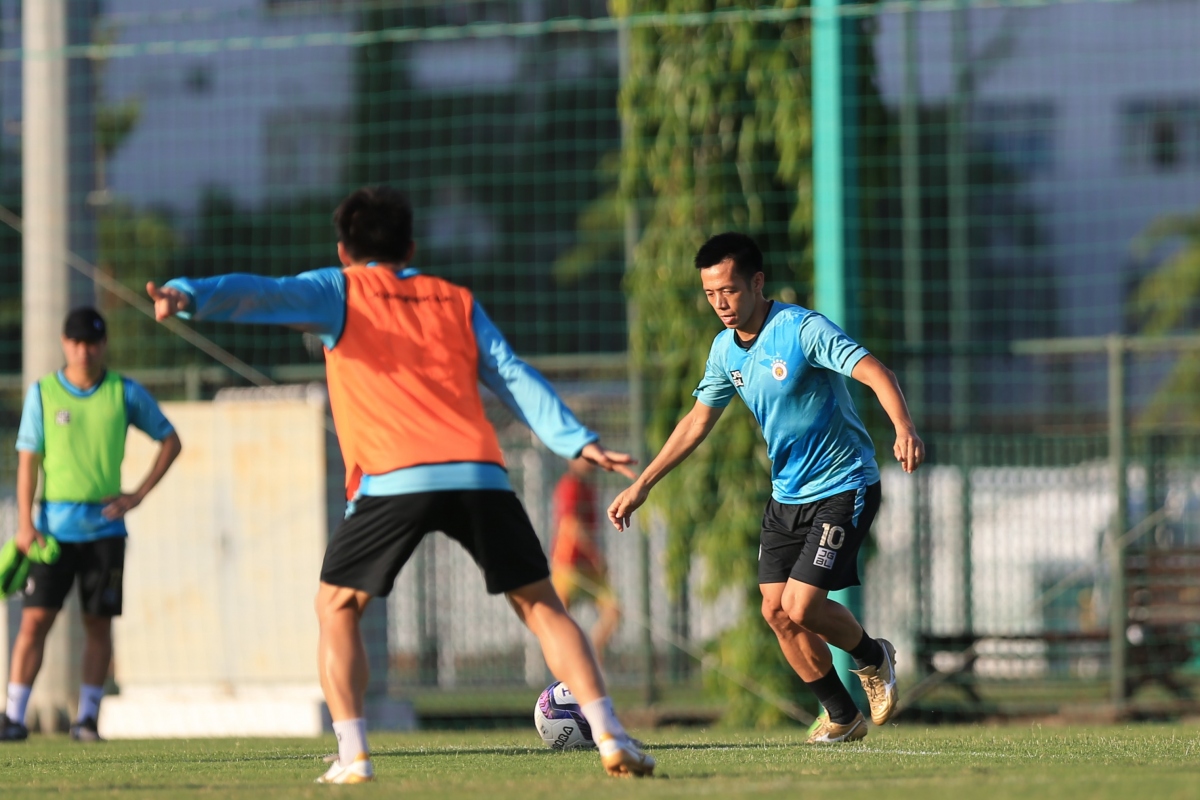 Hà Nội FC "rèn quân" dưới trời nắng nóng, chờ V-League 2021 trở lại