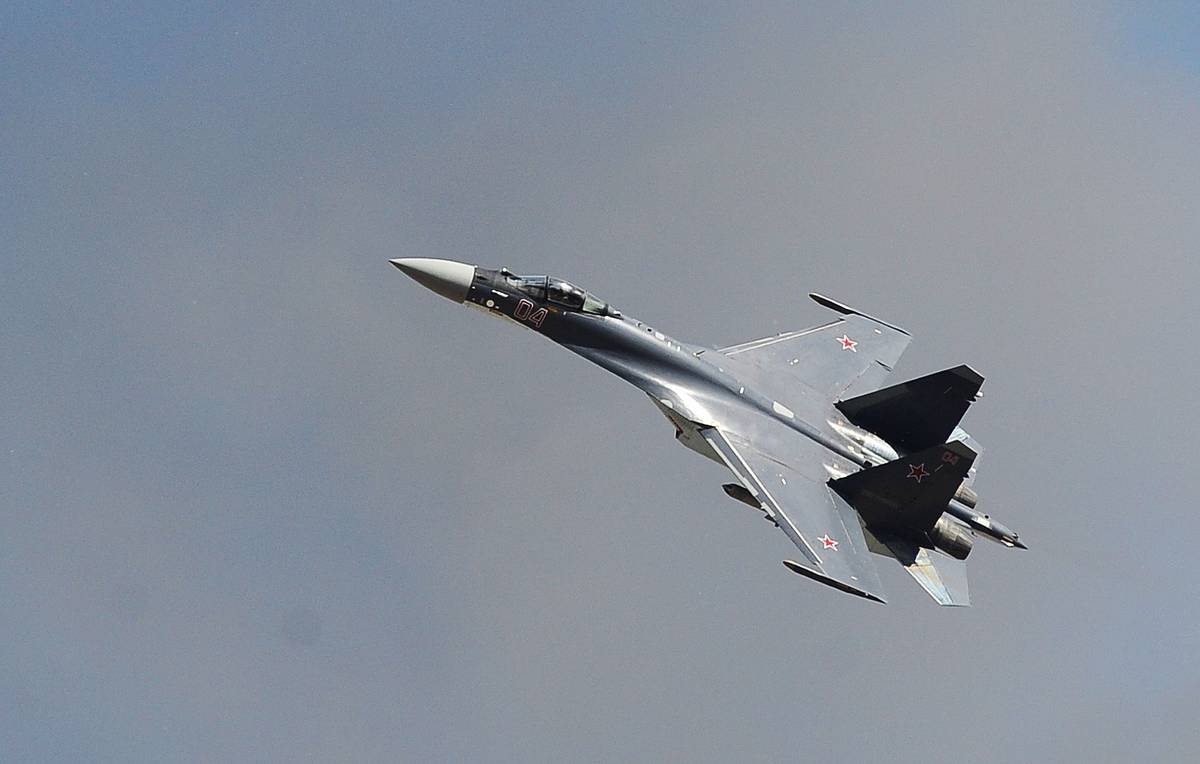 Tiêm kích Su-35 của Nga chặn máy bay trinh sát Mỹ trên Thái Bình Dương