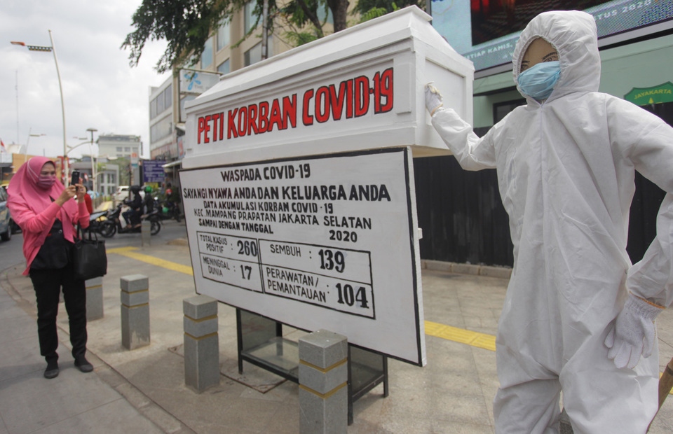 COVID-19 bùng phát ở thủ đô, Indonesia đặt mục tiêu tiêm 1 triệu liều vaccine mỗi ngày