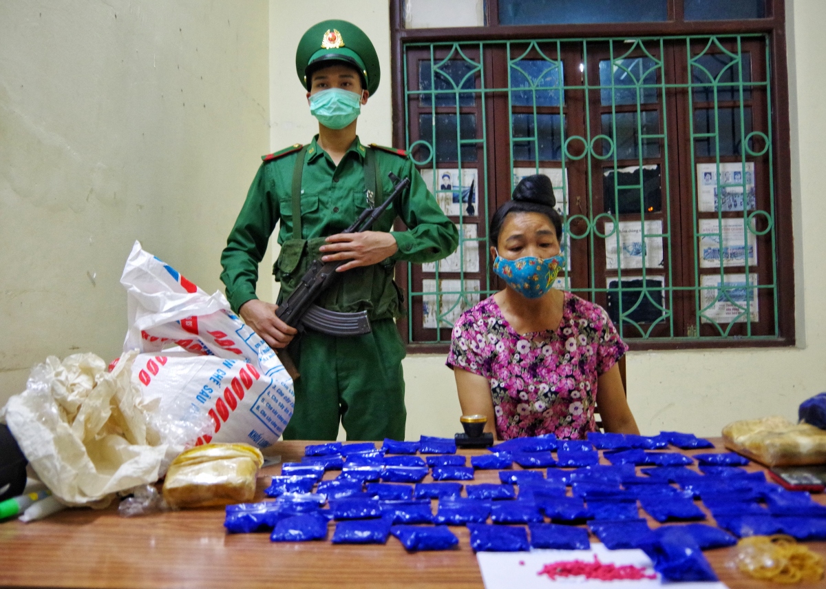 Bắt quả tang nữ quái mua bán trái phép 12.000 viên ma tuý tổng hợp ở Điện Biên