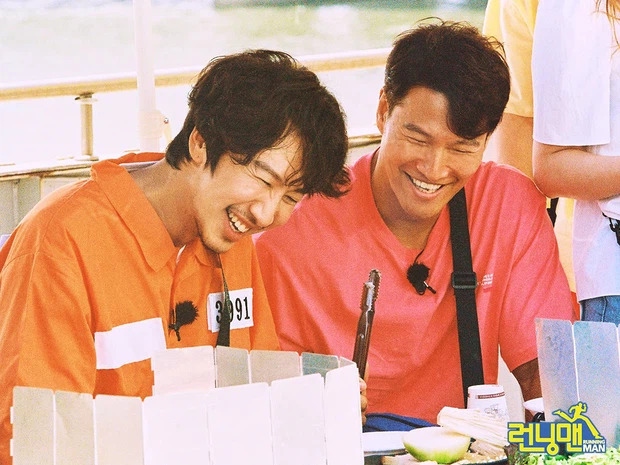 Kim Joong Kook viết tâm thư, vẽ tranh tặng Lee Kwang Soo trong tập mới "Running Man"