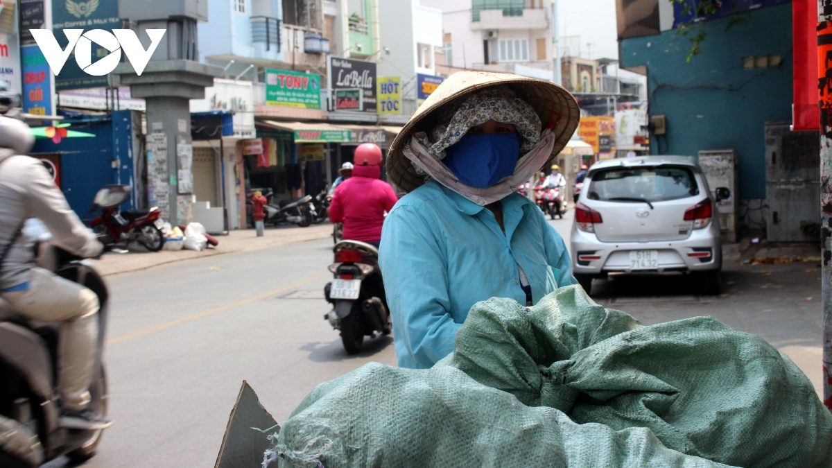 Chật vật mưu sinh trong nắng nóng đỉnh điểm