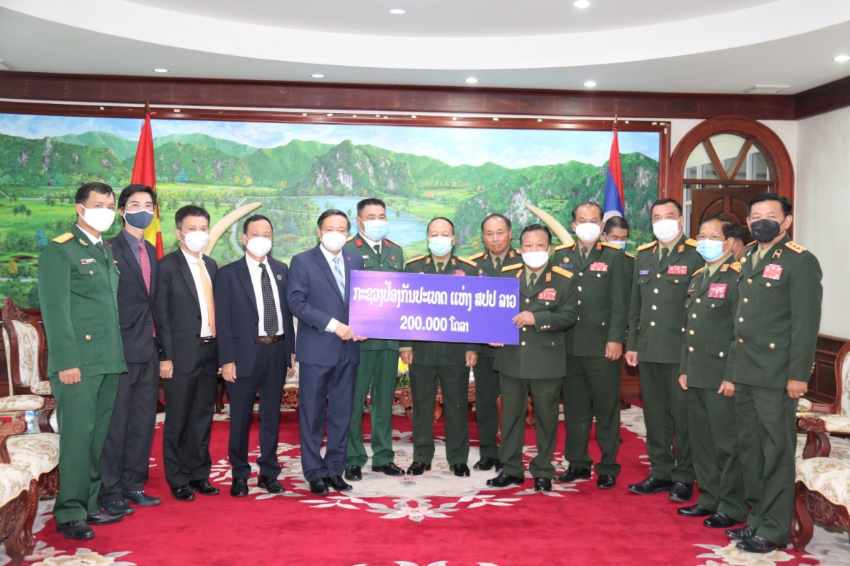 Bộ Quốc phòng Lào tặng 200.000 USD giúp Việt Nam chống dịch