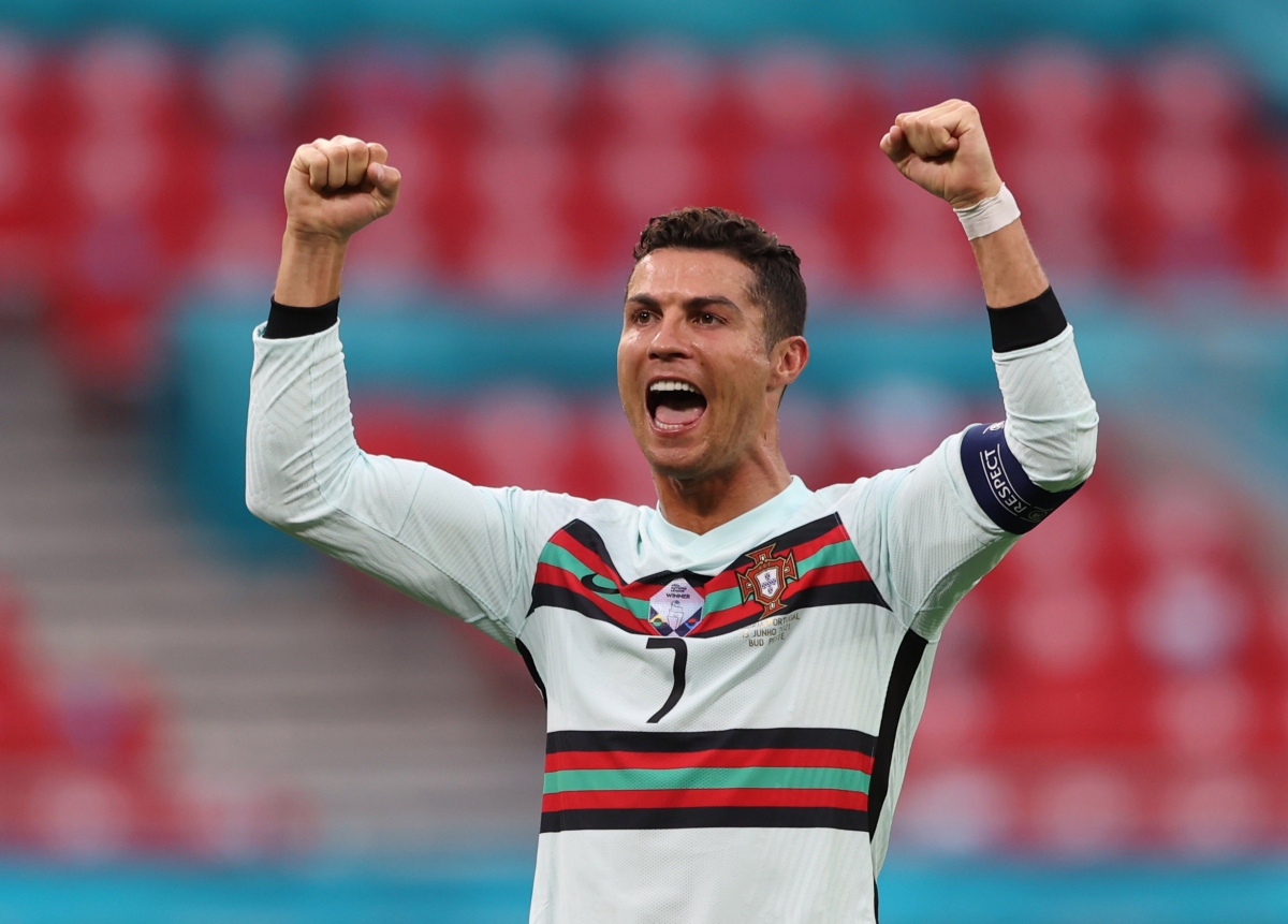 Ronaldo khiến cả thế giới ngả mũ khi thiết lập hàng loạt cột mốc ấn tượng