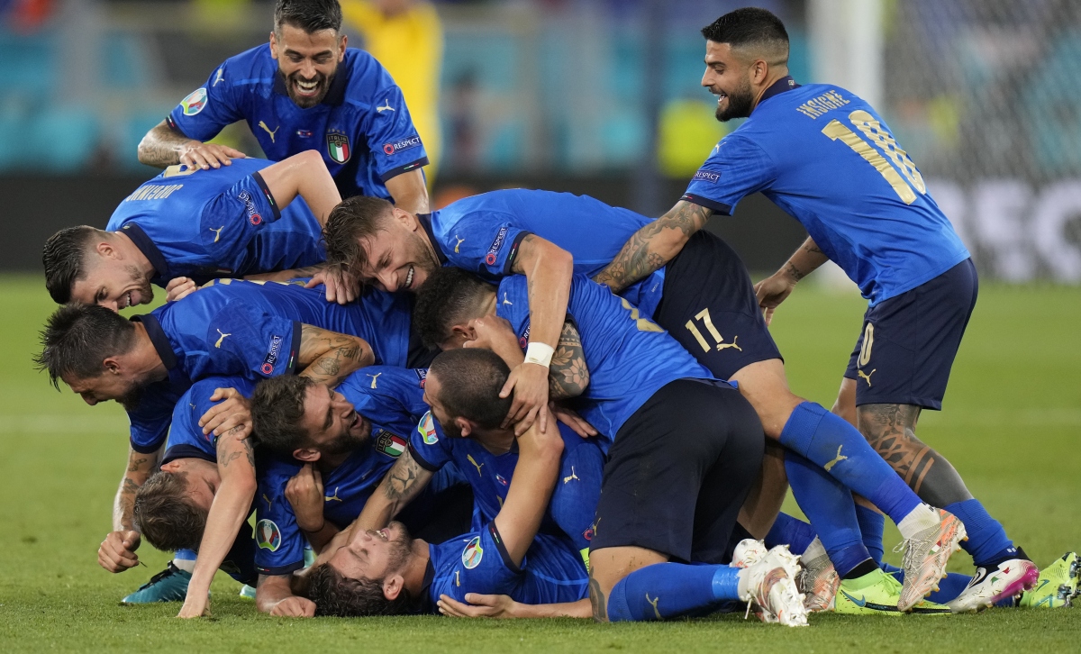 Thắng 3 sao trước Thụy Sĩ, Italia trở thành đội đầu tiên vượt qua vòng bảng tại EURO 2021