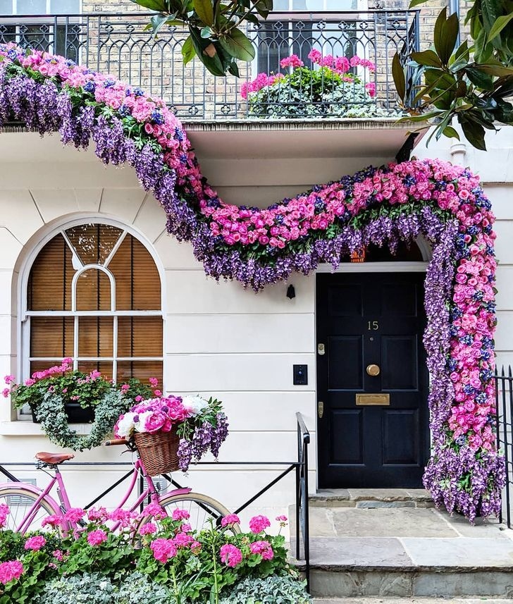 Mê mẩn những khung cửa ngập sắc hoa ở Anh