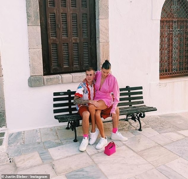 Justin Bieber thân mật bên bà xã Hailey Baldwin ở Hy Lạp